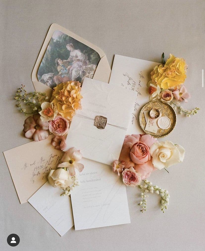 Handgeschriebene Briefe mit Wachssiegel und Blumen